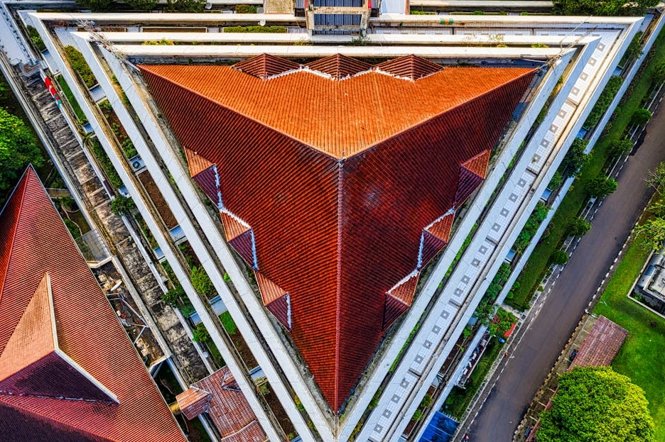 Architektonický detail moderního kampusu Creative Leaders School.